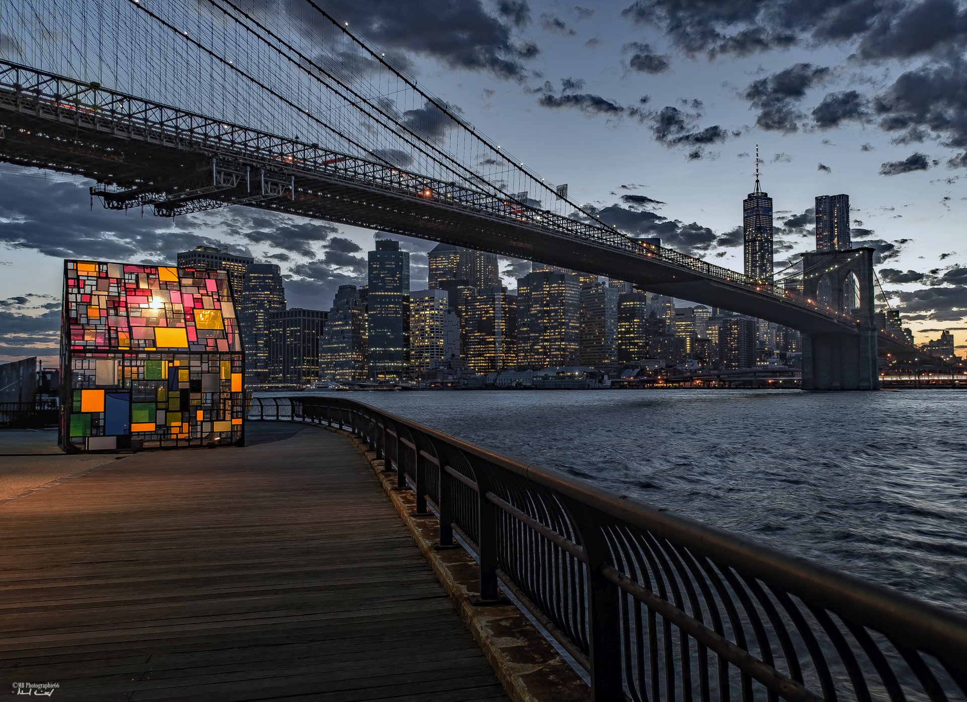 New York City 2016 Brooklyn Bridge mit buntem Haus