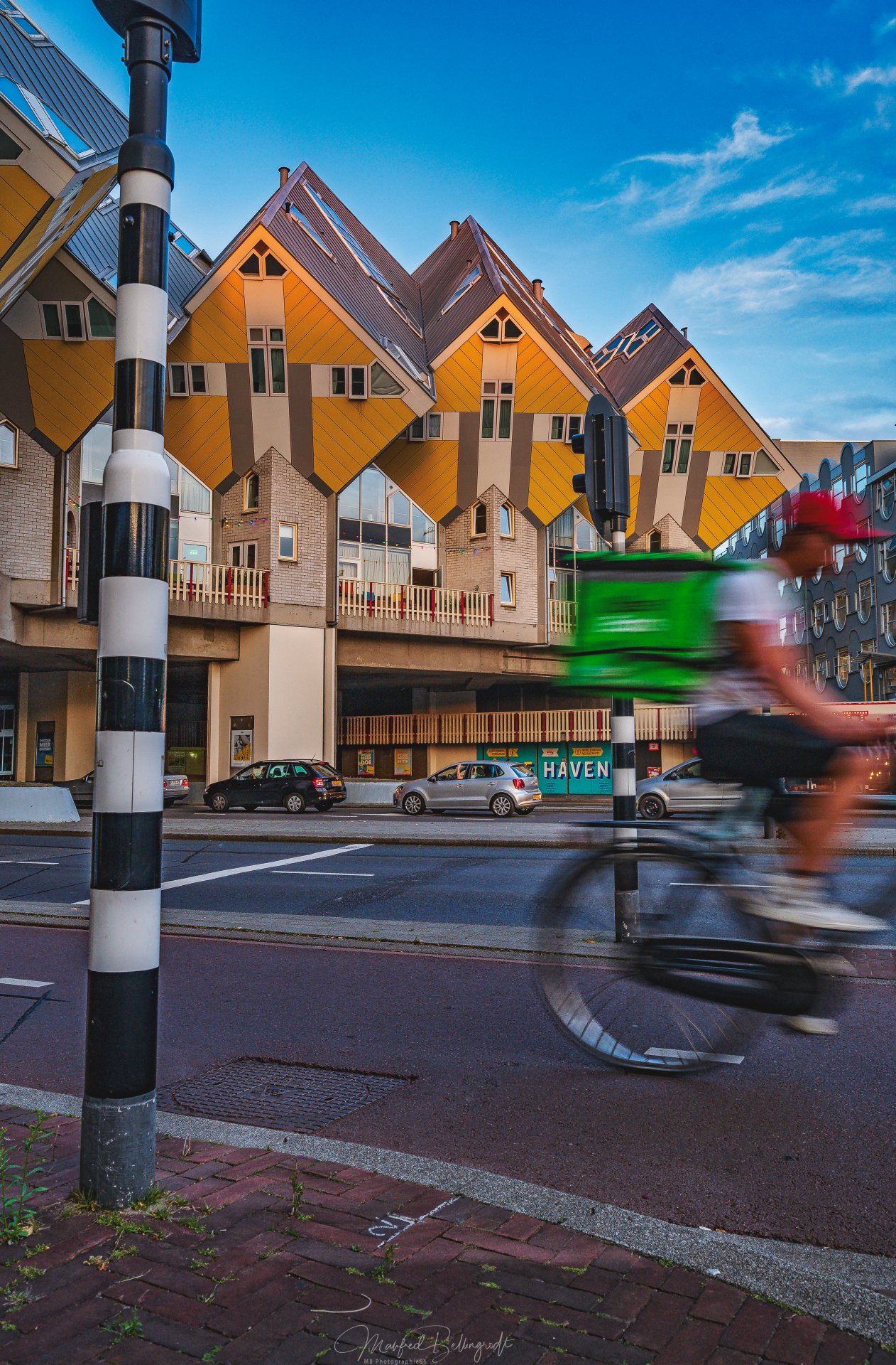 Rotterdam, Cube Houses, Radfahrer